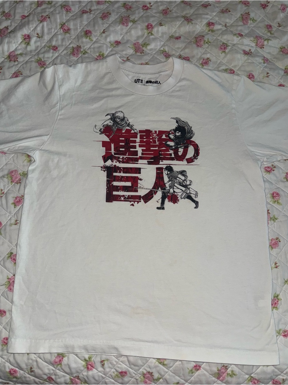 Uniqlo Attack on Titan white t-shirt UT size medium postcards included :3